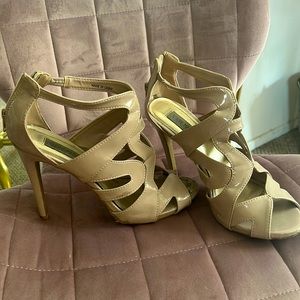 Good condition Steve Madden tan heels